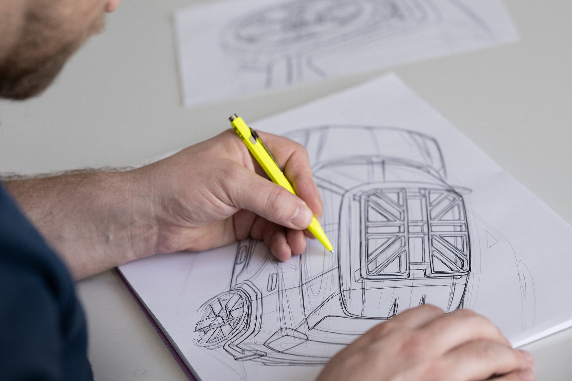 But the designers did not only work on the MINI Concept Aceman at the computer. Handiwork was also required. 